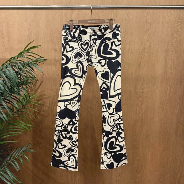 모스키노 진스 슬림 팬츠 올오버 하트 그래픽 프린트 디테일 화이트 블랙