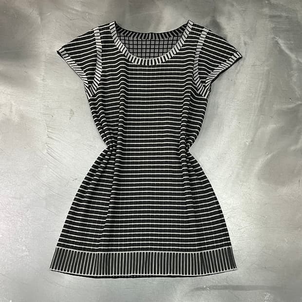  플리츠플리즈 스트라이프 하프 니트 y16337