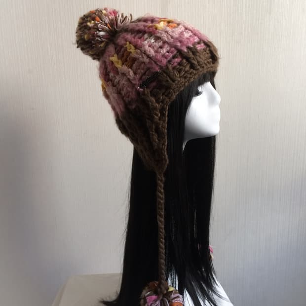 Pom pom knit beanie