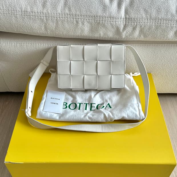 보테가베네타 카세트백 화이트