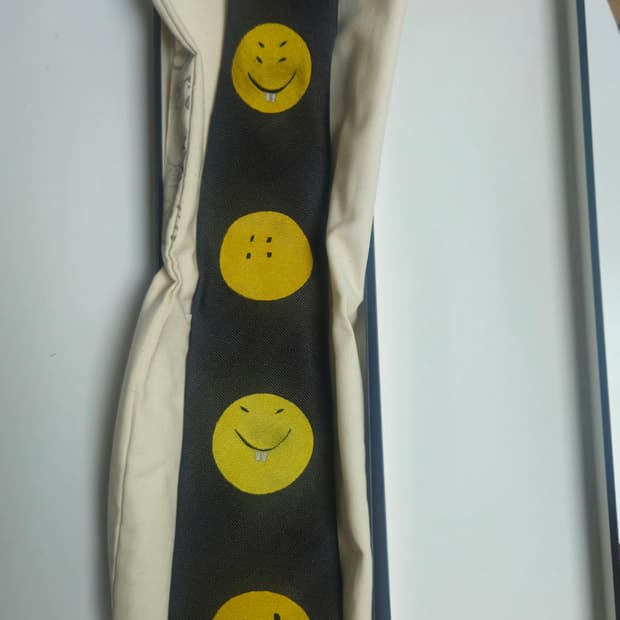 캐피탈 스마일 넥타이 차콜