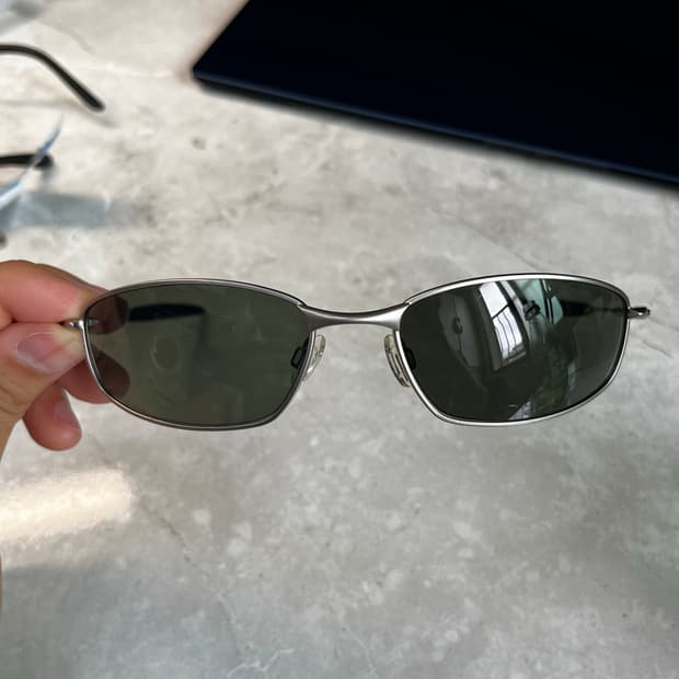 오클리 위스커