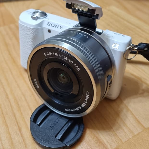 소니 카메라 A5100 + 16-50mm 렌즈 팝니다.