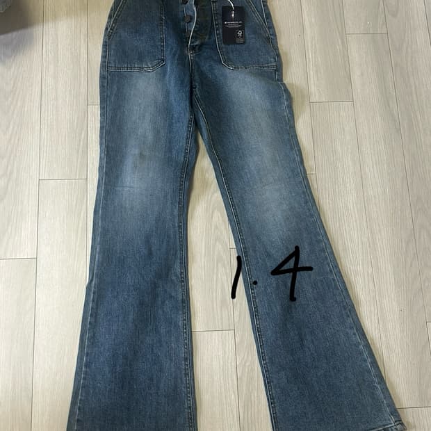 4버튼 부츠컷 청바지
