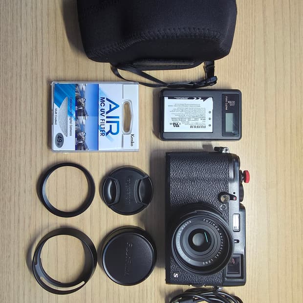 후지필름 X100S 블랙 카메라 + 여러 악세사리 포함 팝니다