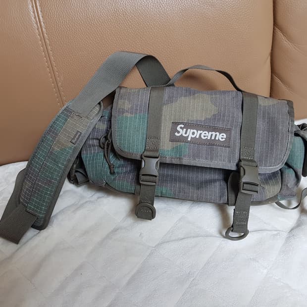 슈프림 미니 더플백 크로스백 우드랜드 카모 24SS