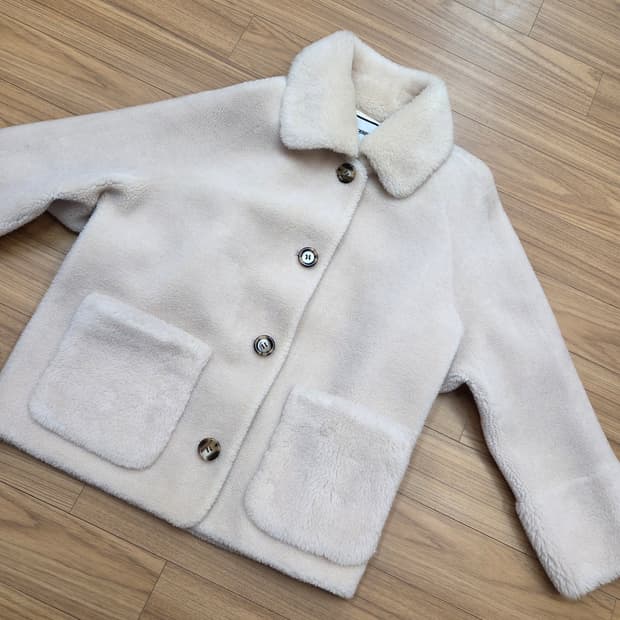 칼 라거펠트 아이보리색 뽀글이 자켓 55사이즈입니다. 뽀글이 소재로 되어