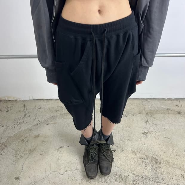 The Viridi Anne 22ss 비대칭 드롭 크로치 쇼츠