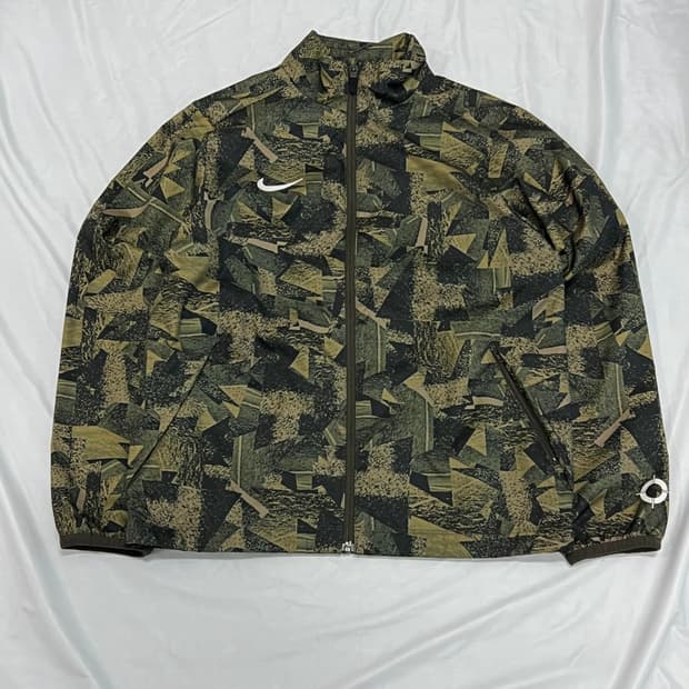 (M) 나이키 우먼스 스우시 자수로고 카모패턴 바람막이