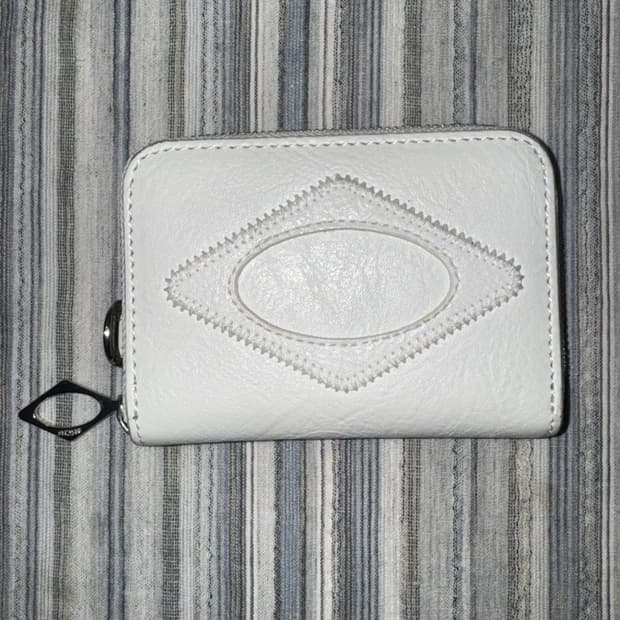 미스치프 롬버스 단지갑 화이트