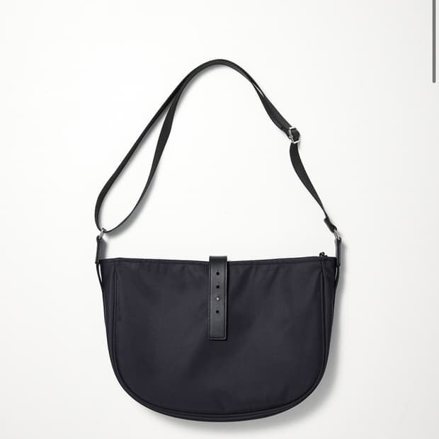 해칭룸 웨이비백 미들 블랙 나일론 가방