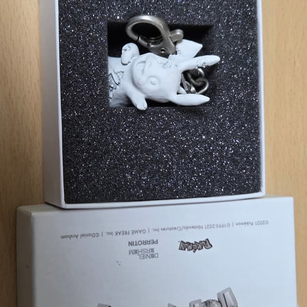 다니엘 아샴 x 포켓몬 x 2G 도쿄 크리스탈라이즈드 피카츄 키체인