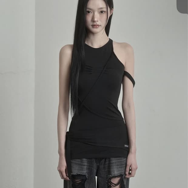 이네기 Contour Cross Strap Top (black)