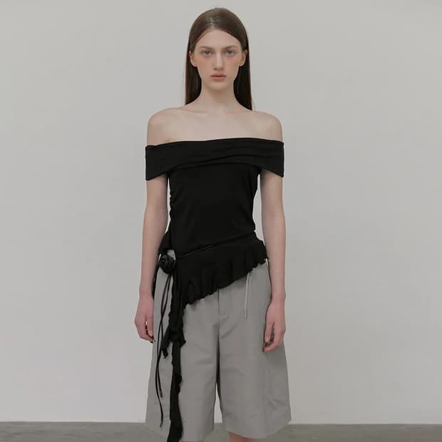 에트몽 Frill Off Shoulder T-Shirt