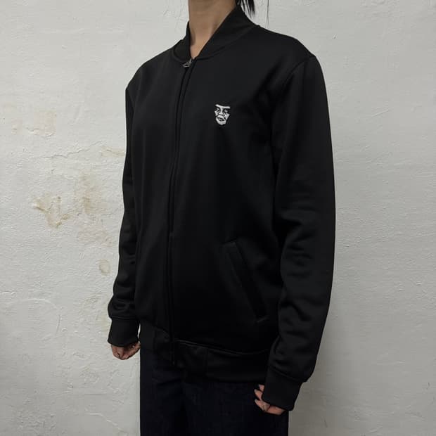 오베이(OBEY) 블랙 페이스 자수 폴리에스터 집업 스타디움 자켓