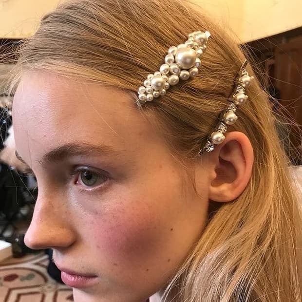 Simone Rocha pearl hair clip