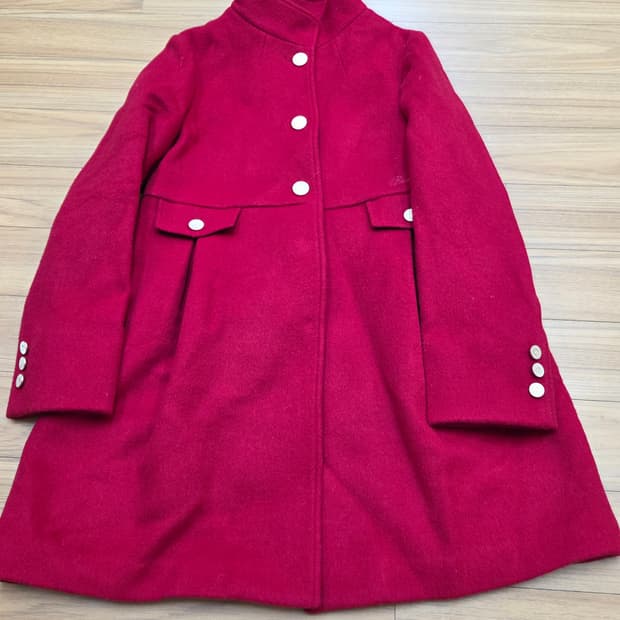 빨간색 빈폴 여아 코트 판매합니다. 사이즈는 155이고 모 89% 소재입