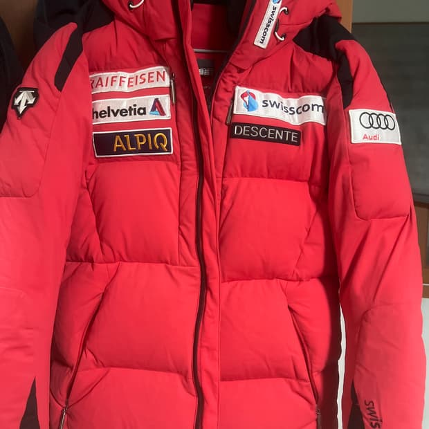 데상트 아우디 패딩 s