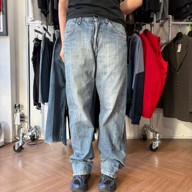 리바이스 엔지니어드진 신치백 모델