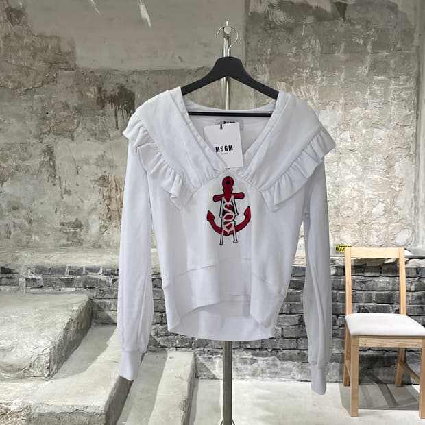 msgm 화이트 앵커 로고 프릴 V넥 크롭 스웻 셔츠