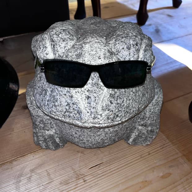 석조 개구리 오브제 (Stone Frog Sculpture)