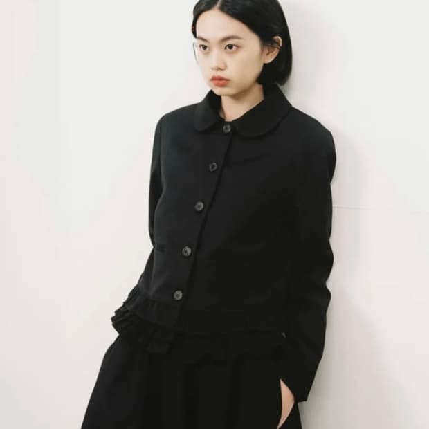 오헤시오 라운드 프릴 자켓 블랙