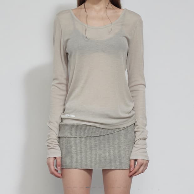 보헤미안서울 에센설 스쿱 넥 티 베이지