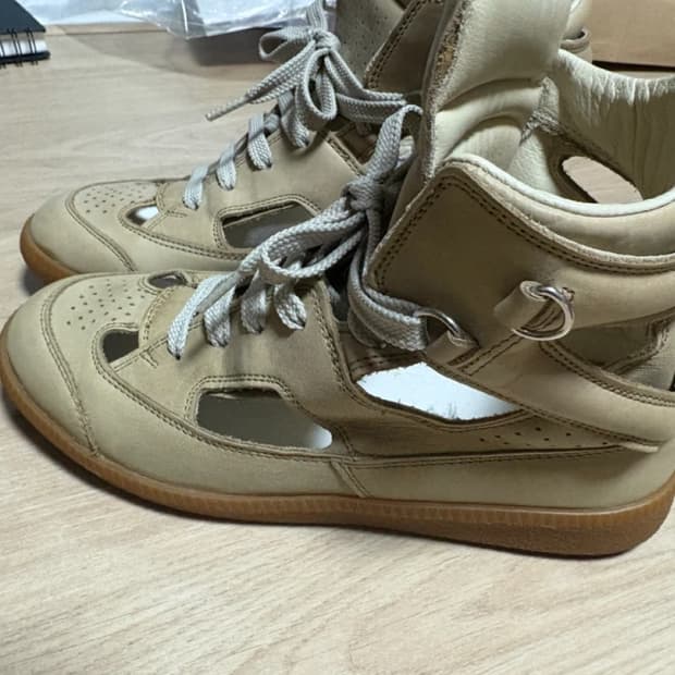 마르지엘라 가죽 컷아웃 하이탁