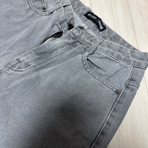 회색 청바지