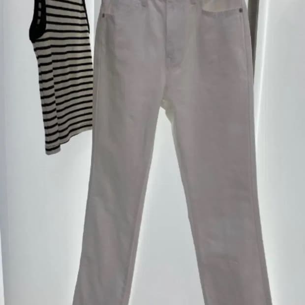 위아 산토리 화이트 슬림 부츠컷 데님