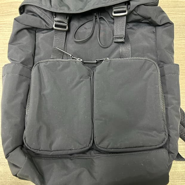 유니클로 멀티 포켓 백팩