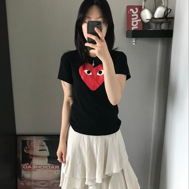 꼼데가르송 중앙 레드 와펜 블랙 반팔티