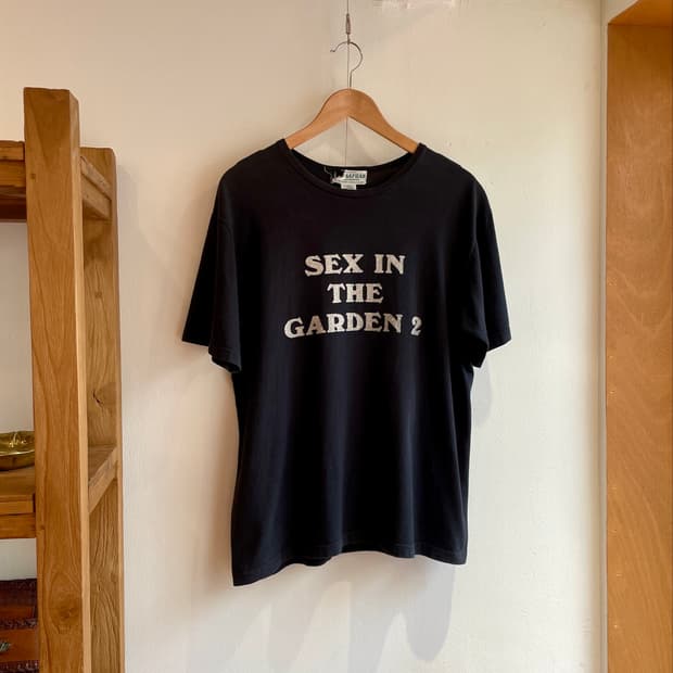 사사프라스 [SEX IN THE GARDEN 2] 티셔츠