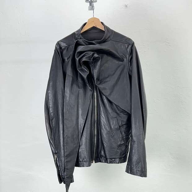 릭 오웬스 11ss 컬렉션 앤섬 드레이프 디멘셔널 카우 레더 자켓