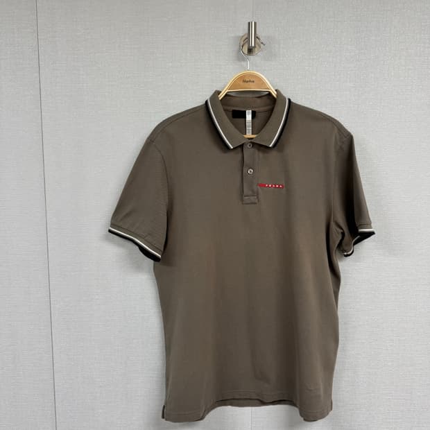 프라다 카라 반팔 티셔츠