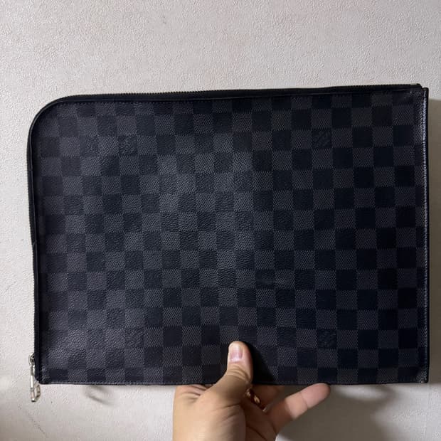 루이비통 모노그램 다미에 그라파이트 포쉐트 클러치백 (사용감)