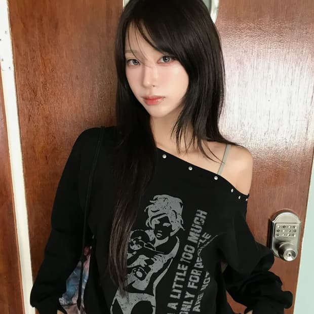 러브이즈트루 원숄더 맨투맨티 셔츠 판매