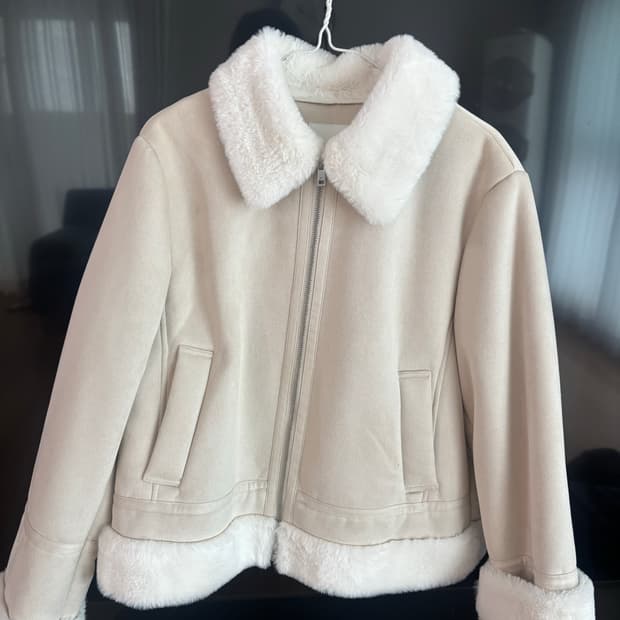 로엠 무스탕 S급/ 실착 2회 완전 새 상품