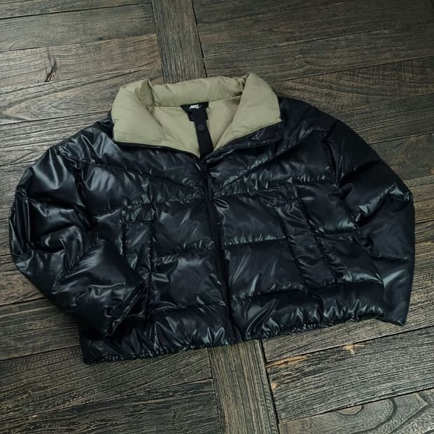 [나이키] 스우시 프린팅 크롭 오버핏 경량 패딩 블랙 M18987