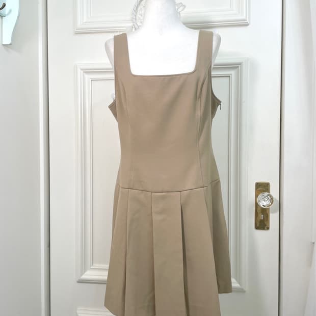 beige square-neck pleats midi opc