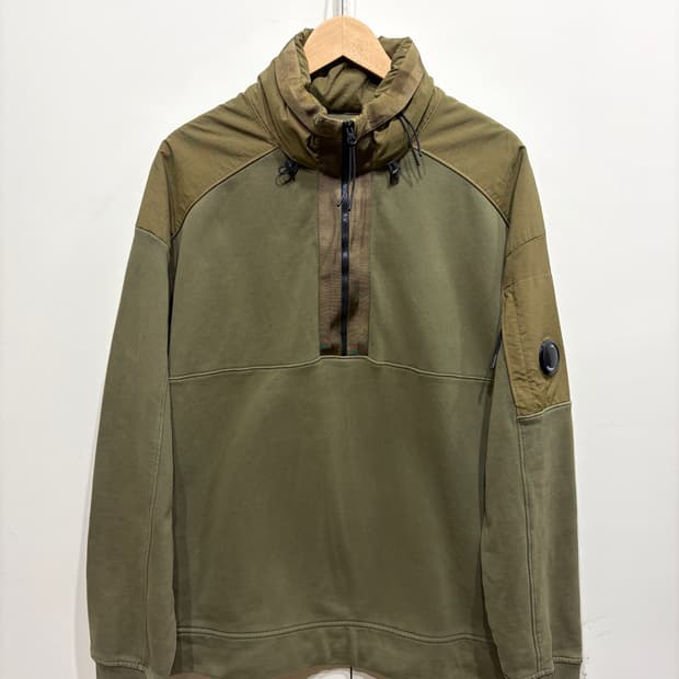 C.P. 컴퍼니 가먼트 다이드 플리스 하프 집업