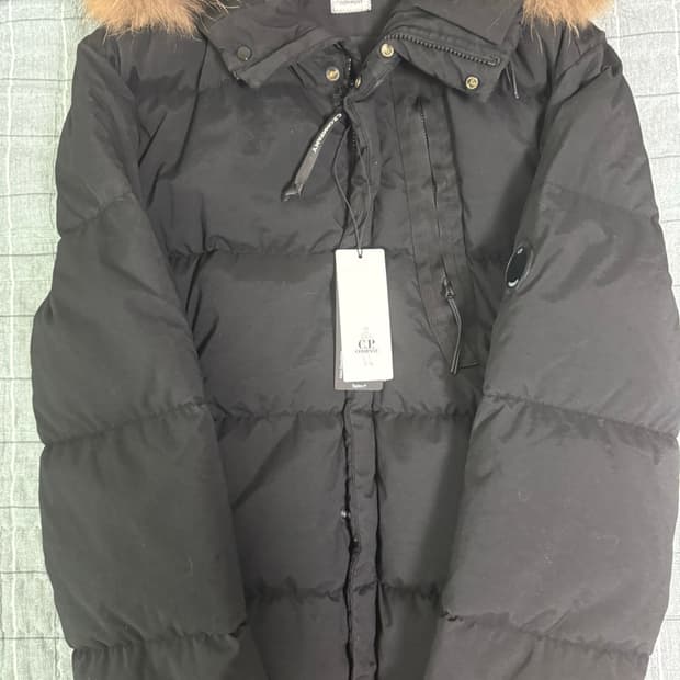 C.p컴퍼니 렌즈 라쿤퍼 패딩 48사이즈 새상품 
