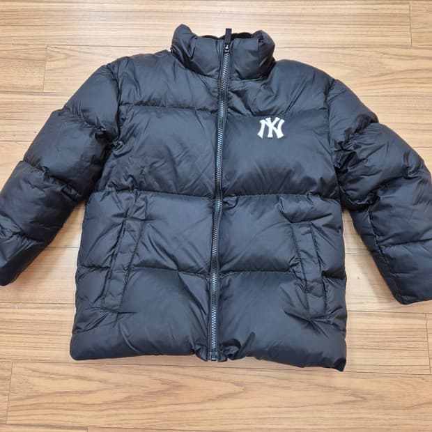 MLB 키즈 뉴욕 양키스 블랙 패딩 120사이즈입니다. 겉면에 뉴욕 양키