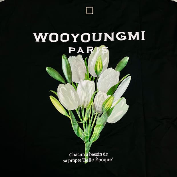 우영미 22S 플라워 프린트 백 로고 반팔 티셔츠 블랙