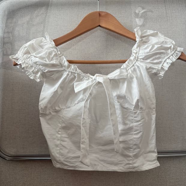 화이트 리본 퍼프 탑