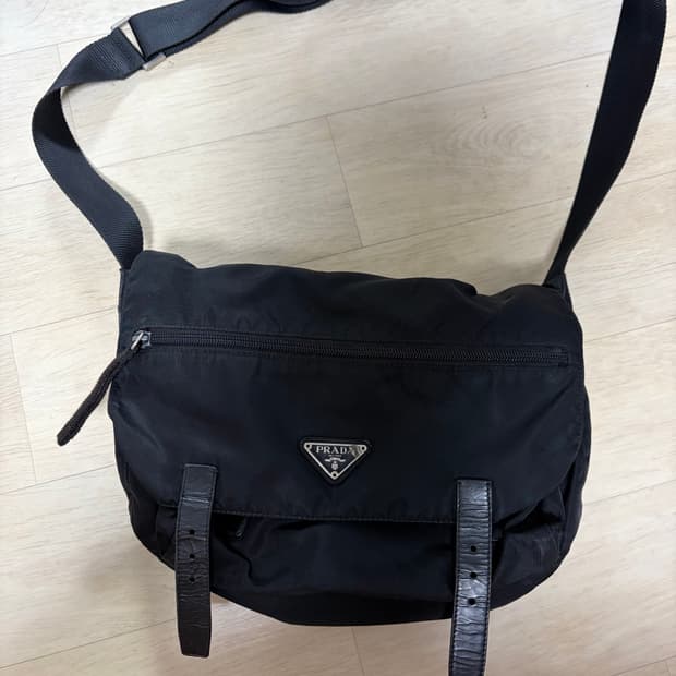 프라다 나일론 버클 메신저백 