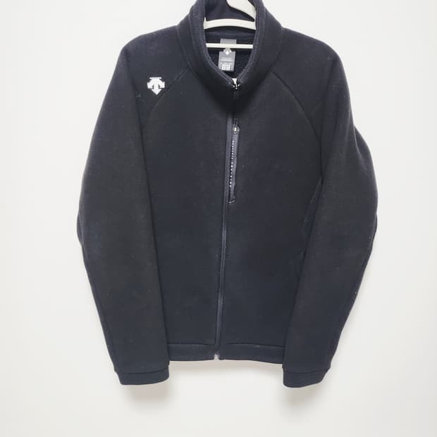 데상트 플리스 자켓입니다