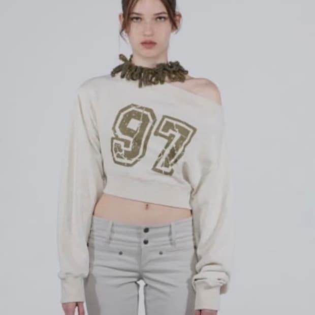 스컬프터 크롭 오프숄더 스웻셔츠 맨투맨