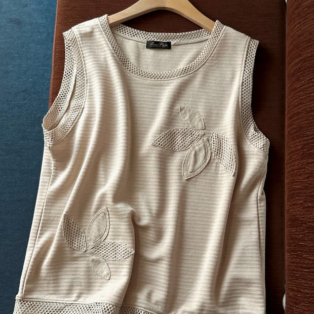 Patch design sleeveles top