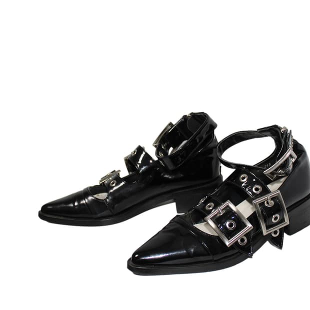 YUUL YIE 율이에 페이던트 레더 스트랩 슈즈